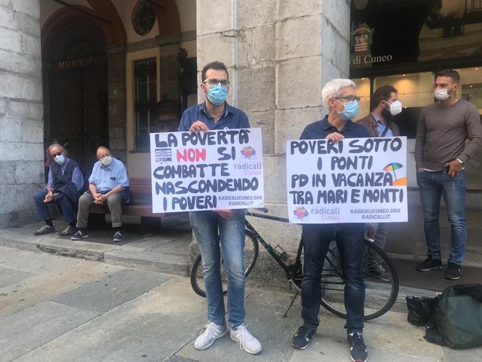 Cuneo, in via Roma il "no" all'ordinanza anti bivacco: "Non sono banditi ma esseri umani, la povertà non è un reato"