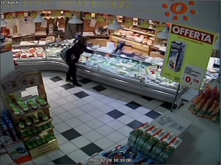 Il fotogramma del furto del coltello al supermercato Il fotogramma del furto del coltello al supermercato