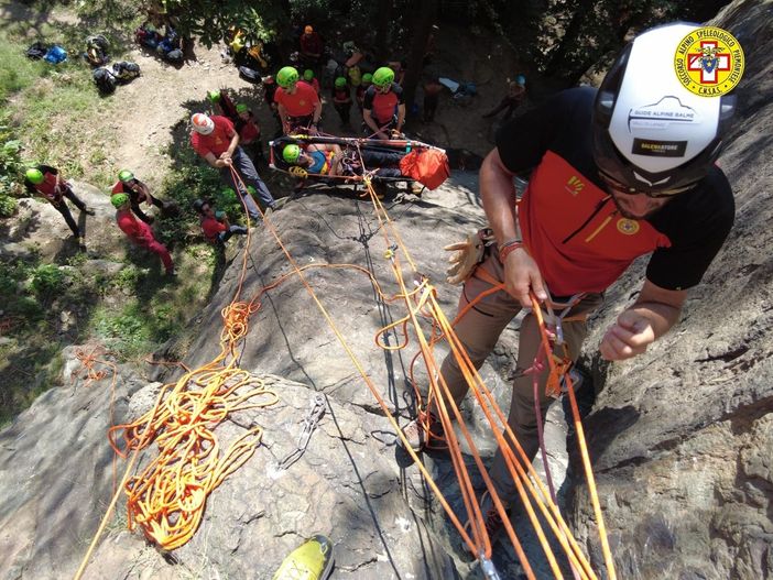 Medici e infermieri in parete per esercitarsi ad intervenire durante i soccorsi