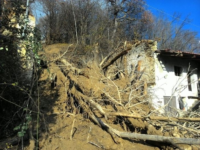 Una delle frane sul territorio comunale di Rifreddo, che ha travolto una casa