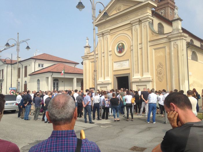 "Era un fiore, un bambino felice": a San Biagio di Centallo l'ultimo saluto al piccolo Alessio "Era un fiore, un bambino felice": a San Biagio di Centallo l'ultimo saluto al piccolo Alessio
