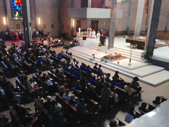 Chiesa gremita per l'ultimo saluto a Luca Borgoni, il cuneese 22enne morto tragicamente sul Monte Cervino