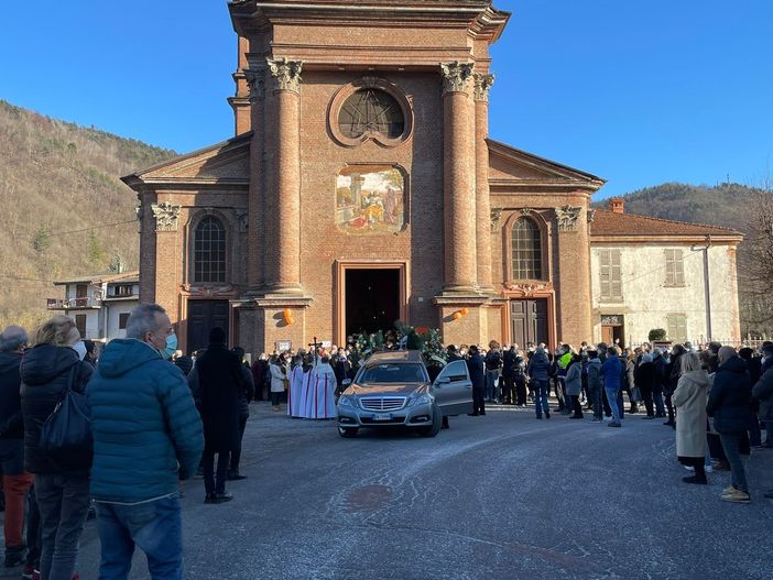 Palloncini arancioni in volo a Nucetto per l’addio a Lollo