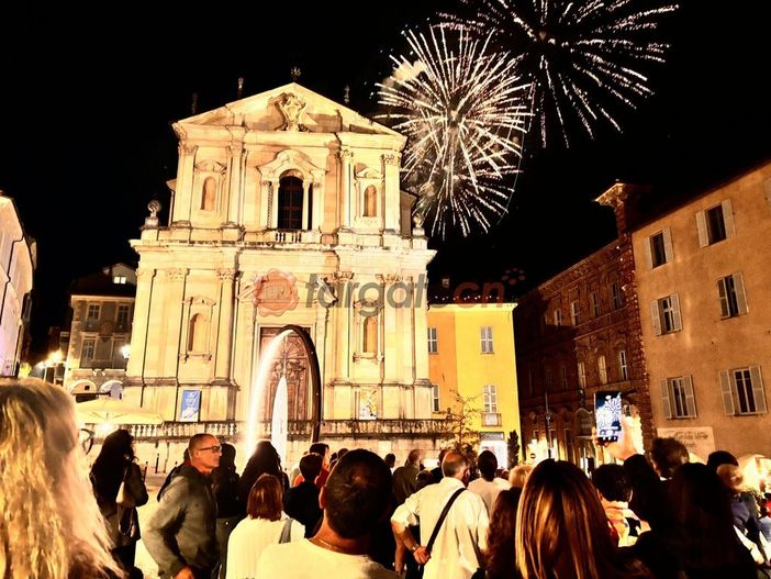Mondovì, la 'Notte bianca' con i Feu dla Madona si rivela vincente: ampio pubblico a Breo e Piazza Mondovì, la 'Notte bianca' con i Feu dla Madona si rivela vincente: ampio pubblico a Breo e Piazza