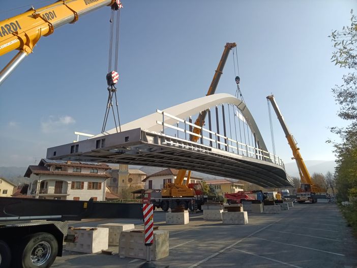 Le operazioni di sollevamento della struttura