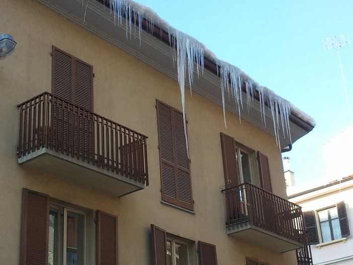 Le "stalattiti" di ghiaccio dei palazzi troppo pericolose, perché non si provvede a rimuoverle?