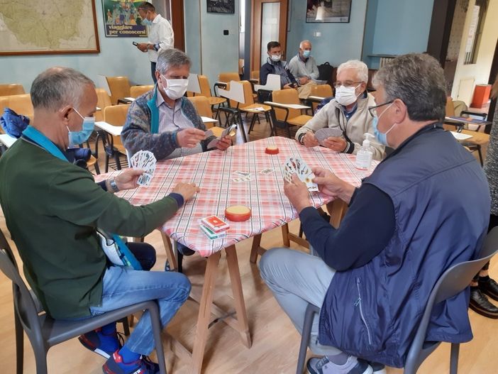 Si torna a sfogliare il giornale al bar e a giocare a carte nei circoli ricreativi