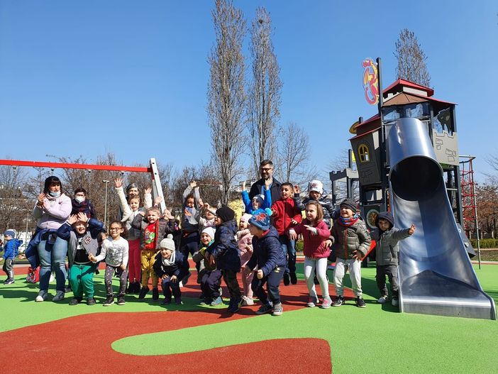 Bimbi dell'asilo primi a testare le nuove giostre dell'area giochi di villa Aliberti a Saluzzo