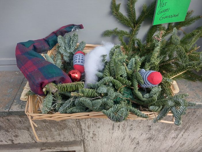 Spariti gli gnomi di Natale nel centro storico di Borgo: la municipale alla caccia dei responsabili