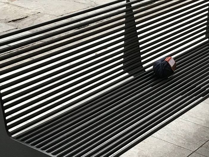 Bra si riempie di gomitoli per la pubblicazione del libro di Enrico Sunda