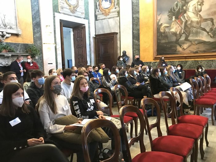 Il Salone d'onore del Municipio di Cuneo diventa un'aula: in città 30 studenti stranieri per il progetto Erasmus+ Il Salone d'onore del Municipio di Cuneo diventa un'aula: in città 30 studenti stranieri per il progetto Erasmus+