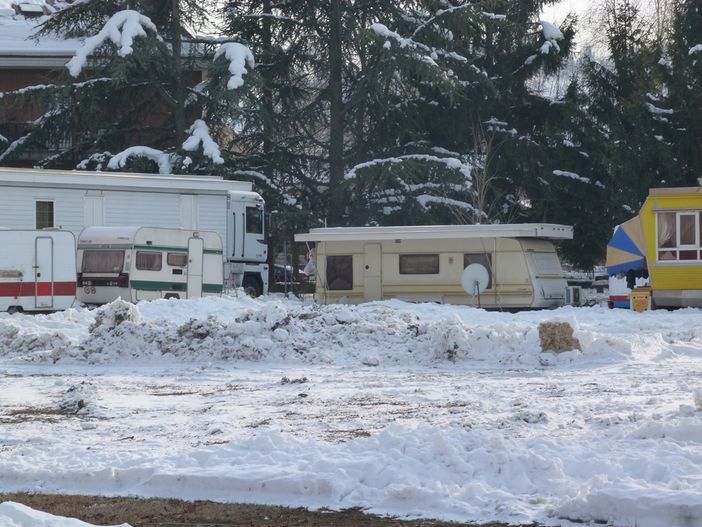 Il “Circo Karoly” nella neve ad Alba. Foto Gisella Divino (© targatocn.it) Il “Circo Karoly” nella neve ad Alba. Foto Gisella Divino (© targatocn.it)