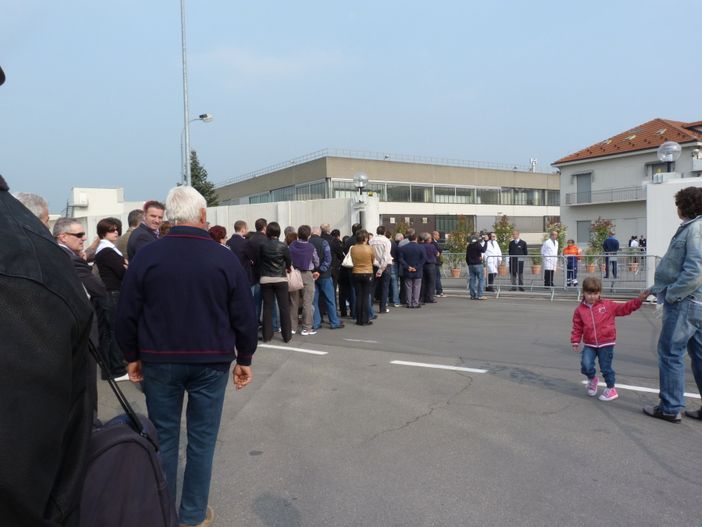 Persone in fila alla camera ardente di Pietro Ferrero presso lo Stabilimento di Alba. Fotoservizio Gisella Divino (© targatocn.it)