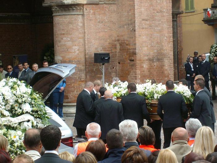 L'arrivo del feretro di Pietro Ferrero ed il dolore dei famigliari (© targatocn.it - Fotoservizio Francesco Ameglio)