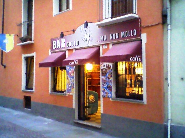 L'entrata del bar Barcollo di Alba L'entrata del bar Barcollo di Alba