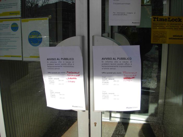 Il cartello affisso all'ingresso dell'ufficio postale di Borgo San Dalmazzo