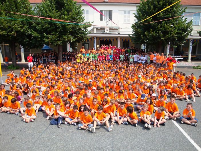 Foto di gruppo di una edizione di Estate Ragazzi all'oratorio Don Bosco di Saluzzo