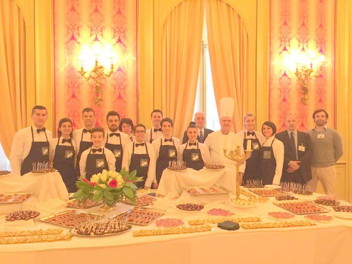 Bruxelles, Festa della Repubblica all'ambasciata italiana, lo staff italiano del banchetto, tra i quali Romina Baratta, Mauro Prato e 6 allievi dell'Alberghiero Donadio di Dronero