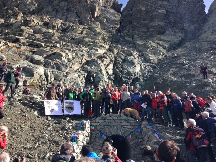 Momento inaugurale sul versante francese della riapertura del Buco di Viso ( foto Fassino)