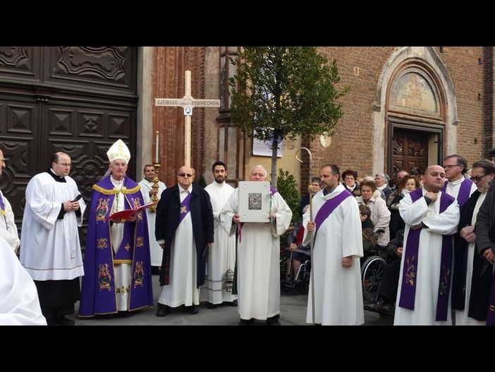 Saluzzo, il vescovo Giuseppe Guerrini in una immagine dello scoro anno durante l'apertura della Porta Santa in Duomo