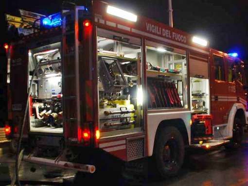 Incendio sterpaglie a Montaldo Roero nella notte, intervento di vigili del fuoco e Aib