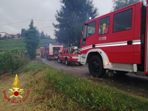 Santo Stefano Belbo: prende fuoco un deposito attrezzi. Intervengono i Vigili del Fuoco di Asti e Canelli