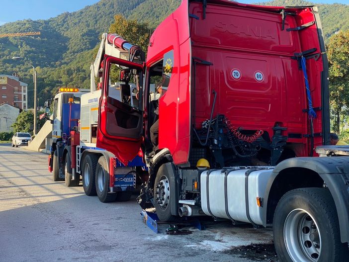 Rimosso dopo più di sei ore il Tir coinvolto nell’incidente sul ponte Po di Paesana Rimosso dopo più di sei ore il Tir coinvolto nell’incidente sul ponte Po di Paesana