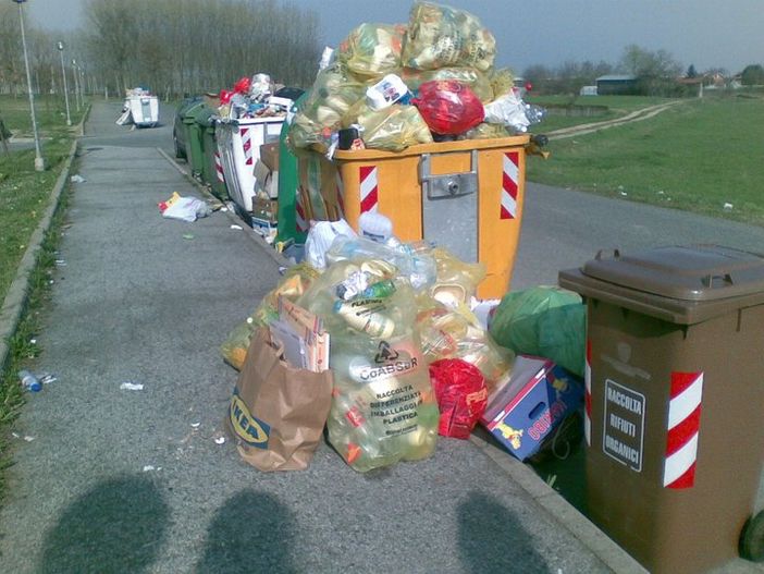 I rifiuti in via Sobrero a Bra I rifiuti in via Sobrero a Bra