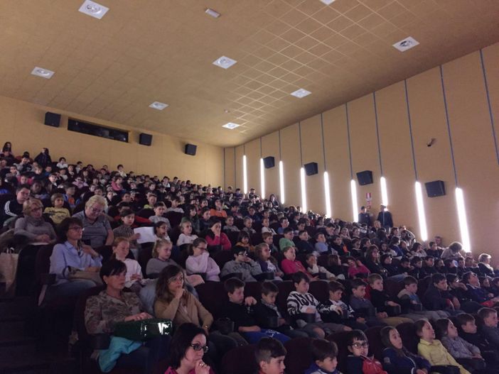 Saluzzo, Politeama stracolmo di alunni delle primarie per il concorso del Lions "Premio Carlo Alberto Dalla Chiesa"