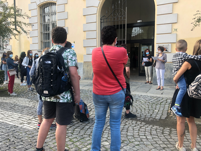 Termoscanner e gel igienizzante all’ingresso: così comincia il primo giorno al Cravetta-Marconi di Savigliano (FOTO e VIDEO)