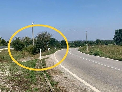 La fermata dei bus sostitutivi in frazione Madonna del Pilone, lungo la Provinciale tra Cavallermaggiore e Bra La fermata dei bus sostitutivi in frazione Madonna del Pilone, lungo la Provinciale tra Cavallermaggiore e Bra