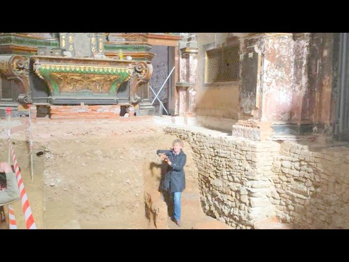 Saluzzo,i resti di una antica fornace sotto il pavimento della Chiesa della Croce Rossa in via Mcallè. Li illustra Monica Girardi