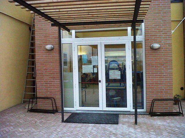 L'ingresso della scuola (© Targatocn.it)