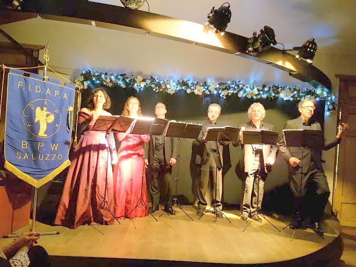 Saluzzo, Interno 2 gli artisti del Coro del Regio di Torino ala cena di auguri della Fidapa Saluzzo