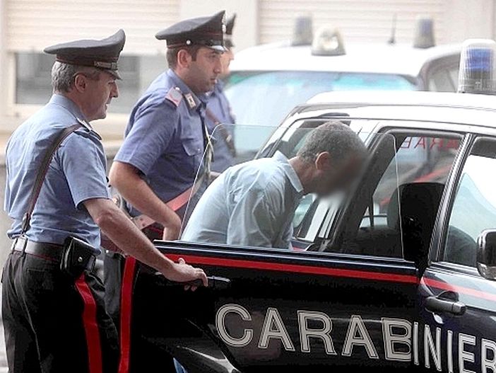 Ruba un paio di scarpe e una maglietta alla Nike di Mondovicino e poi si scaglia contro i carabinieri: arrestato Ruba un paio di scarpe e una maglietta alla Nike di Mondovicino e poi si scaglia contro i carabinieri: arrestato