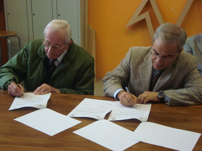Il momento della firma tra Sergio Tone e Livio Groppo