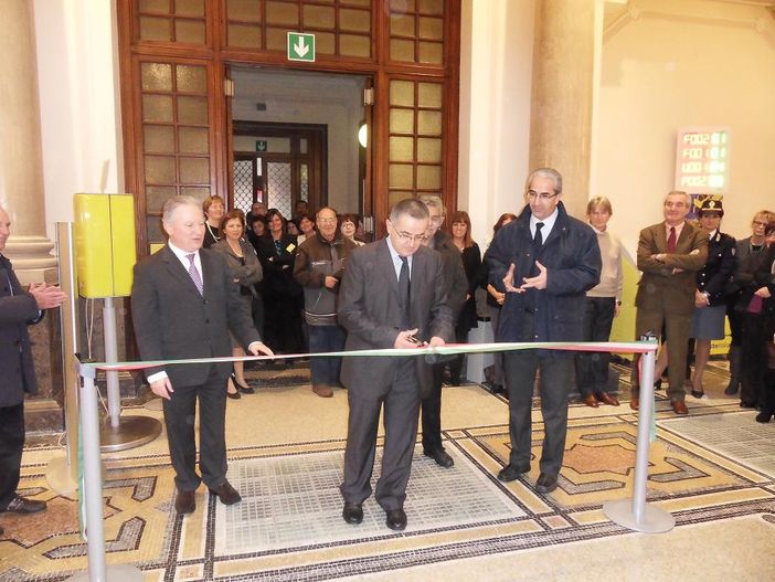 Il taglio del nastro e, nelle altre foto, i momenti dell'inaugurazione ed i nuovi locali