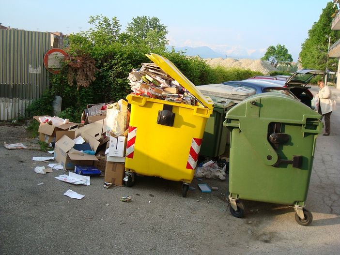 I cassonetti debordanti in via Ettore Rosa a Cuneo