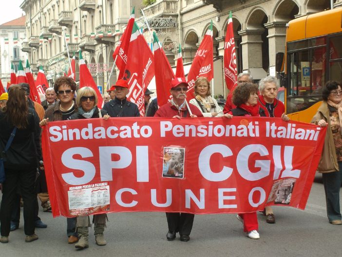 Un momento della protesta di ieri per le strade di Cuneo