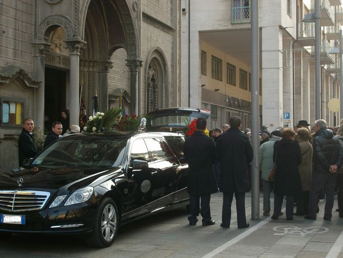 I momenti precedenti l'entrata in chiesa del feretro (copyright targatocn.it)