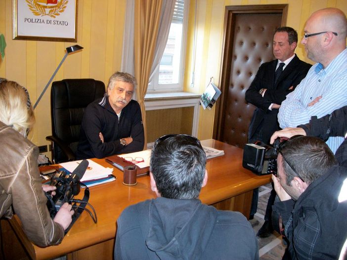 Il questore Ferdinando Palombi insieme con il dirigente della Mobile Luigi Chilla risponde alle domande dei giornalisti di Nice Matin (© targatocn.it)