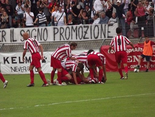 Il momento della storica promozione in C1 del Cuneo Calcio: nella foto l'esultanza dopo il goal di Carretto Il momento della storica promozione in C1 del Cuneo Calcio: nella foto l'esultanza dopo il goal di Carretto
