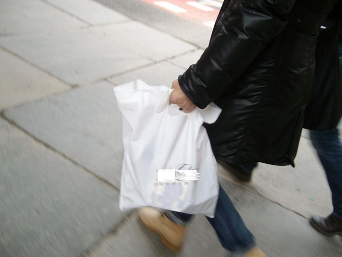 Faceva la spesa senza passare dalla cassa: arrestata pregiudicata 27enne