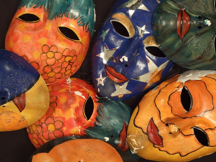 11 maschere denunciano alcune anomalie e poca trasparenza al Teatro Sociale G.Busca di Alba 11 maschere denunciano alcune anomalie e poca trasparenza al Teatro Sociale G.Busca di Alba