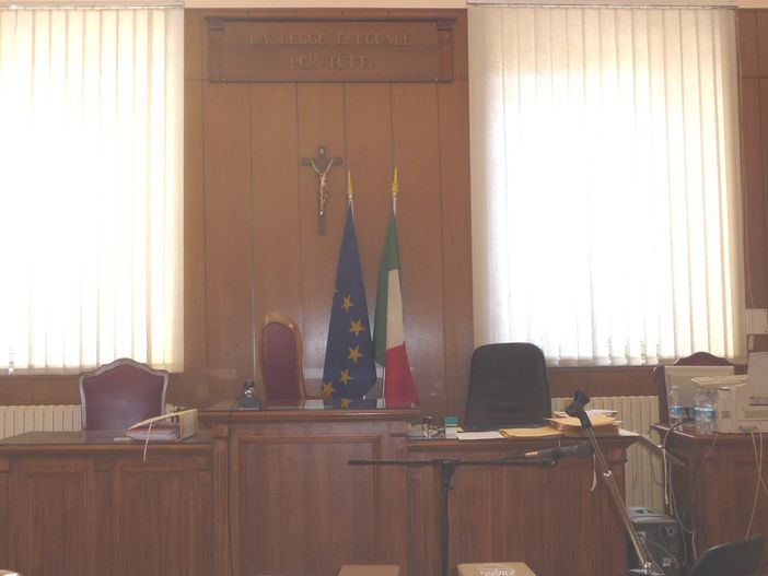 "Se mi lasci ti ammazzo". Giovane a processo per violenza privata e minacce gravi