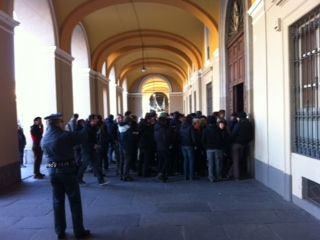 Davanti all'ingresso del Tribunale di Cuneo