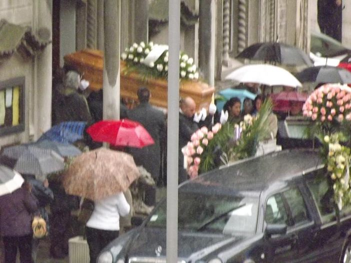 L'uscita del feretro