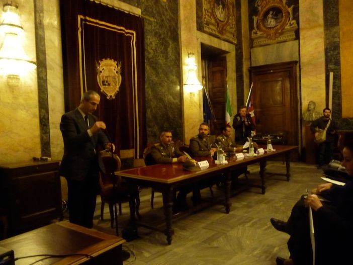 La presentazione del calendario, con il sindaco Valmaggia, il colonnello Biagini, il maggiore Mario Renna e il colonnello Aresu