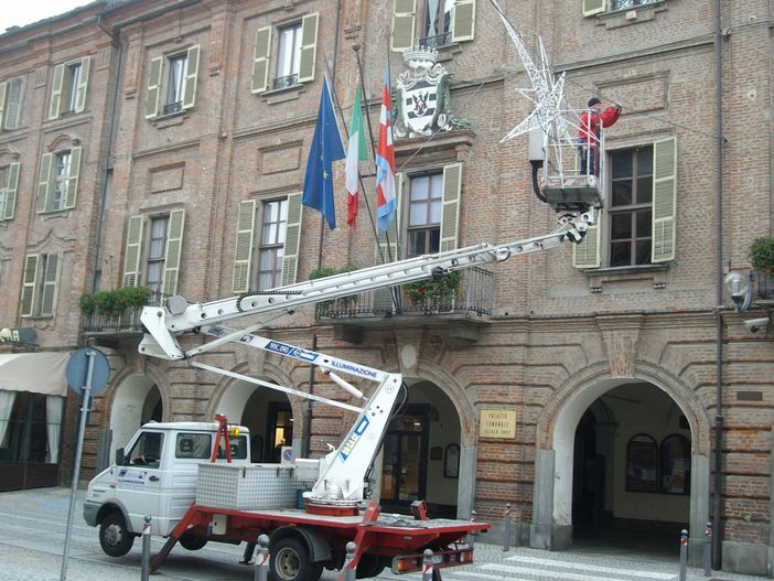 L'installazione delle luminarie (copyright targatocn.it)