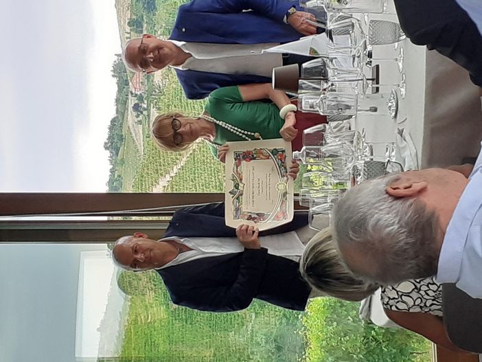 La consegna del premio Dino Villani dell'accademia italiana della cucina al Prosciutto Crudo di Cuneo. In foto da sinistra Luca Allasia, Ferruccio Franza, Chiara Astesana